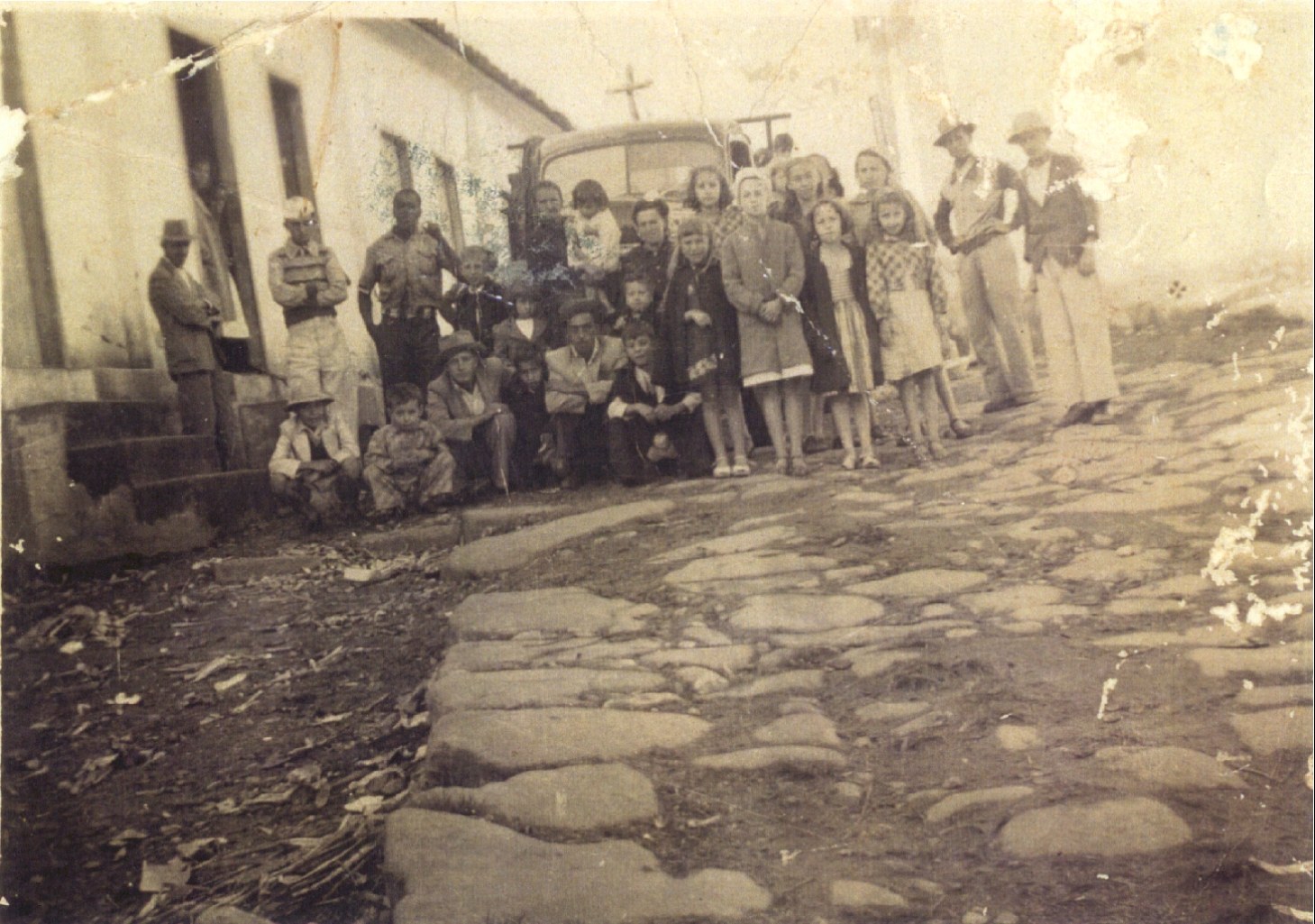 Fotografia familiar identificada como viagem a Congonhas em 1947